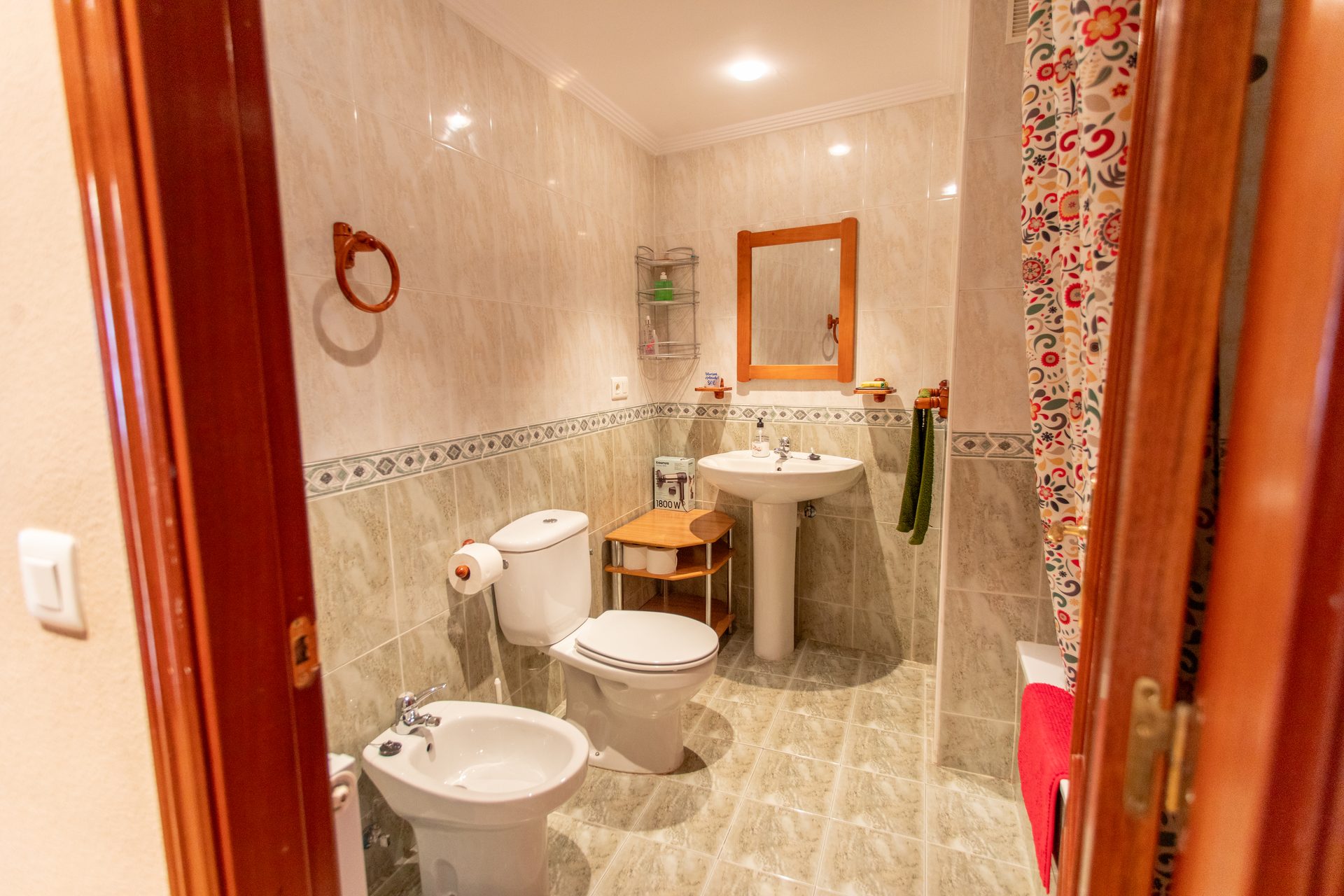 Baño con bidé, inodoro y lavabo