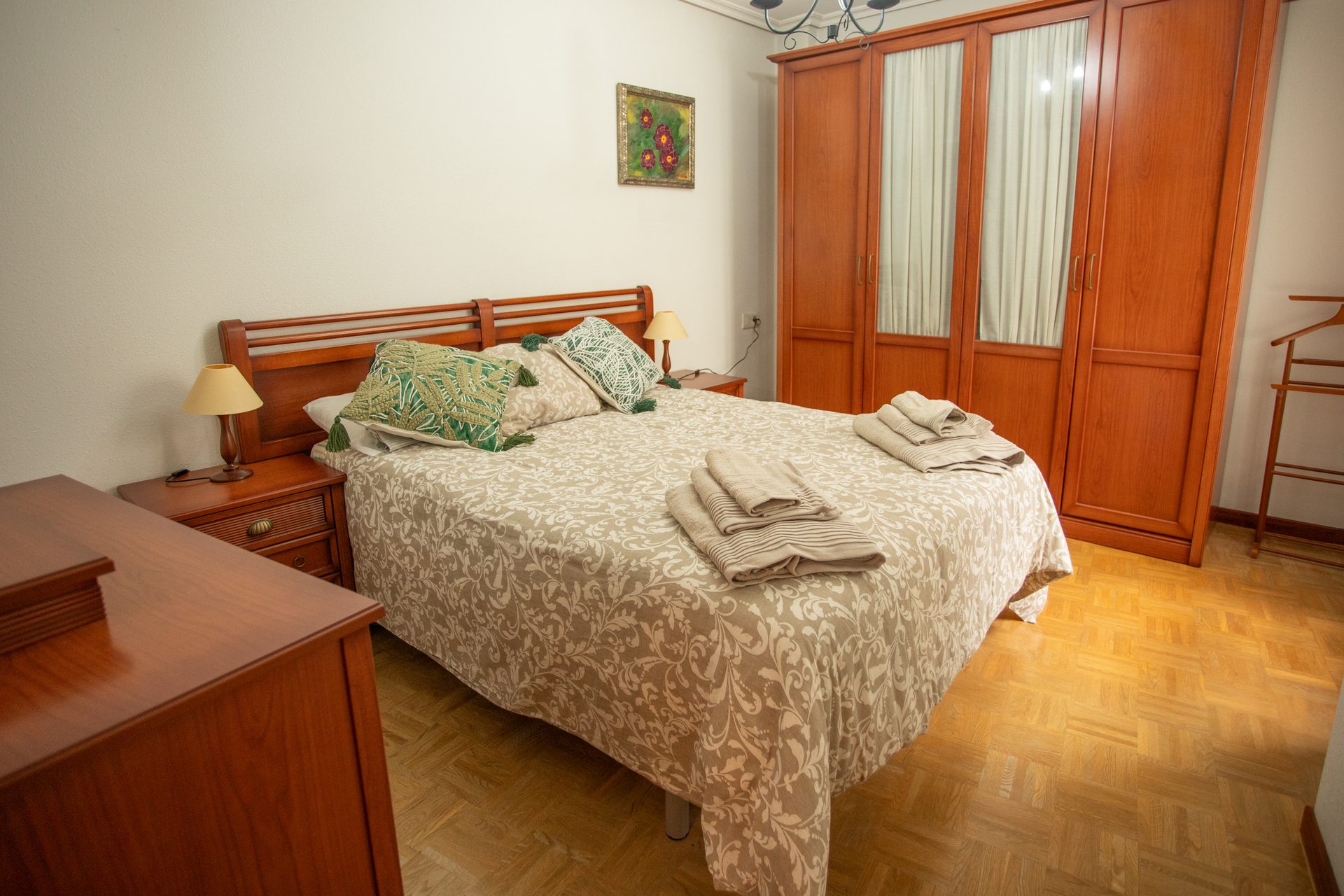 Dormitorio con cama de matrimonio de madera de cerezo