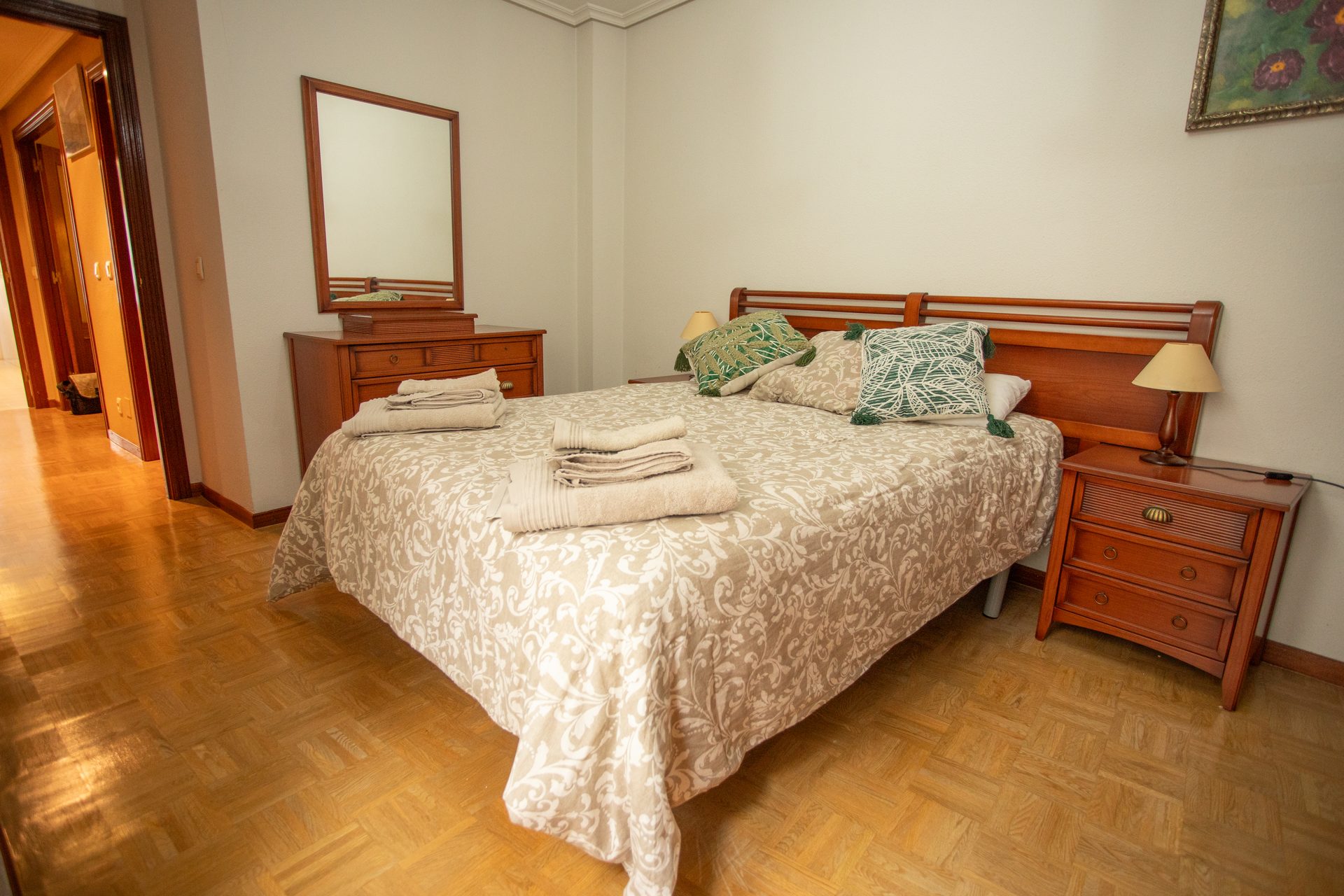 Dormitorio con cómoda, espejo y vistas al pasillo