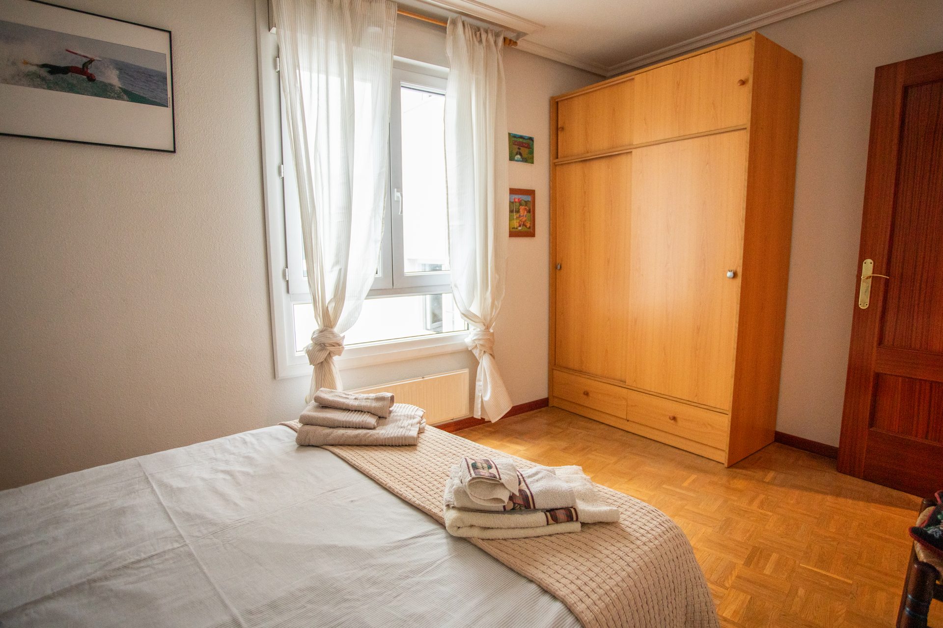 Dormitorio con gran armario de madera clara