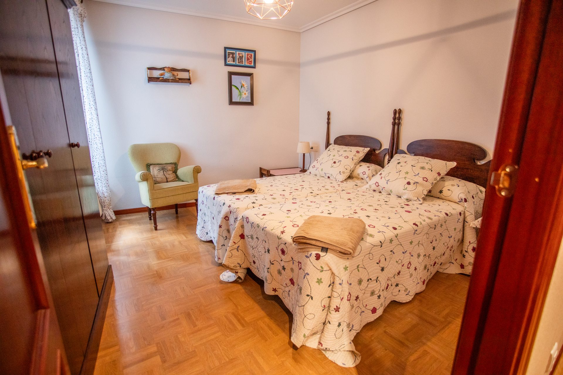 Dormitorio con dos camas individuales y colcha floral