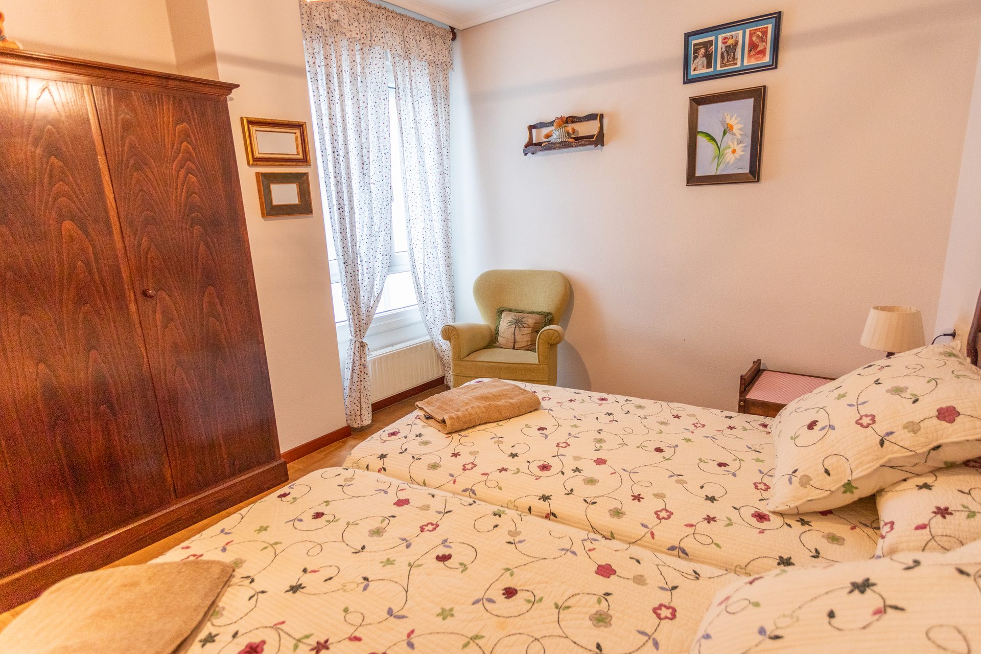 Pasillo con suelo de madera y espejo antiguo