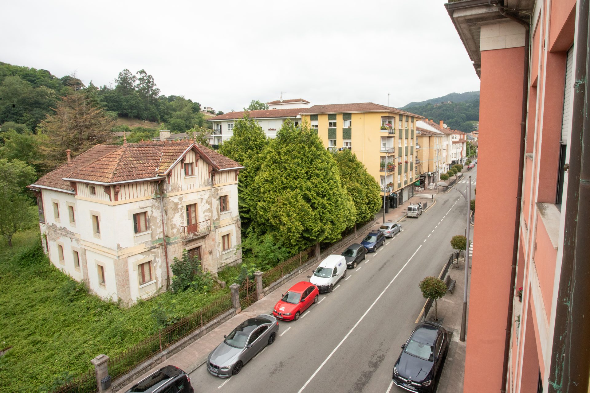 Vista trasera con jardín y montaña al fondo